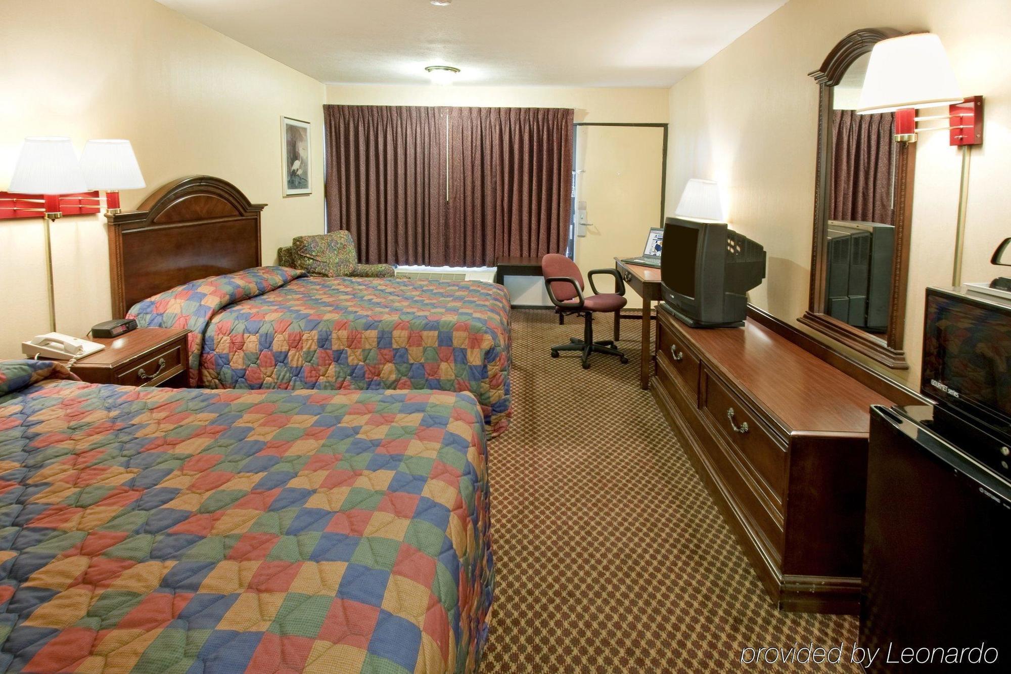 Americas Best Value Inn Forest Стая снимка