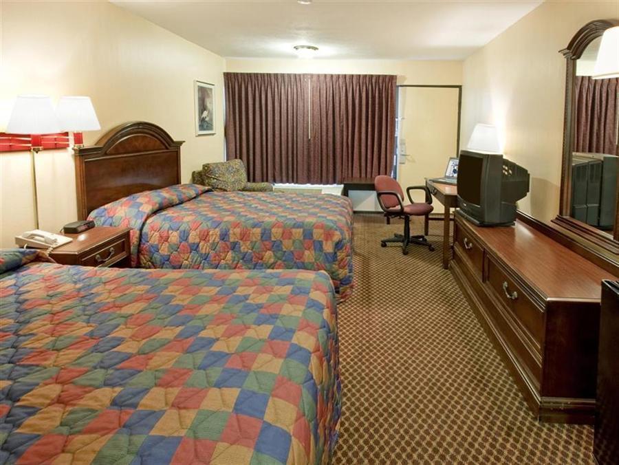 Americas Best Value Inn Forest Екстериор снимка