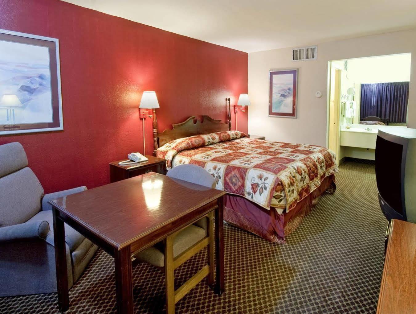 Americas Best Value Inn Forest Екстериор снимка